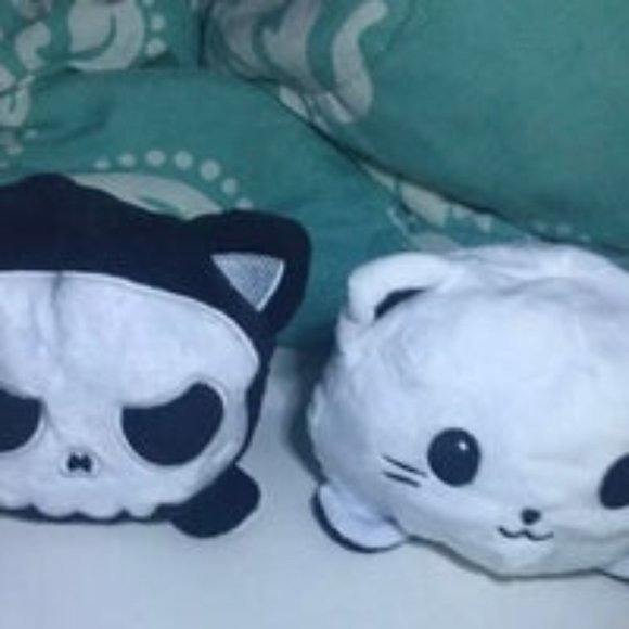 Reversible Cat Plush - Picture 2 of 3